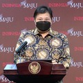 Airlangga Lapor Jokowi : Vaksinasi Nakes Selesai Februari