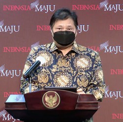Airlangga Lapor Jokowi : Vaksinasi Nakes Selesai Februari