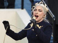 Berlinang Air Mata, Lady Gaga Sedih Konser Bubar Karena Petir