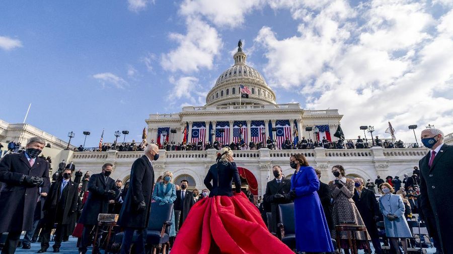 Lady Gaga menyanyikan lagu kebangsaan Amerika Serikat pada pelantikan Joe Biden sebagai Presiden AS ke-46 di Gedung Capitol, Washington DC, Rabu (20/1/2021). (AP/Andrew Harnik)