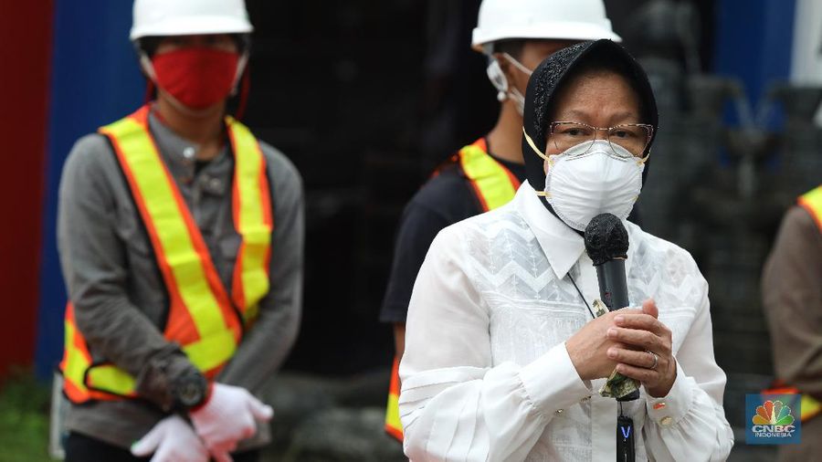 Menteri Sosial Tri Rismahari mempekerjakan lima belas orang mantan Pemulung di kantor Waskita proyek Tol Becakayu, Jakarta, Kamis (21/1/2021). (CNBC Indonesia/Andrean Kristianto)