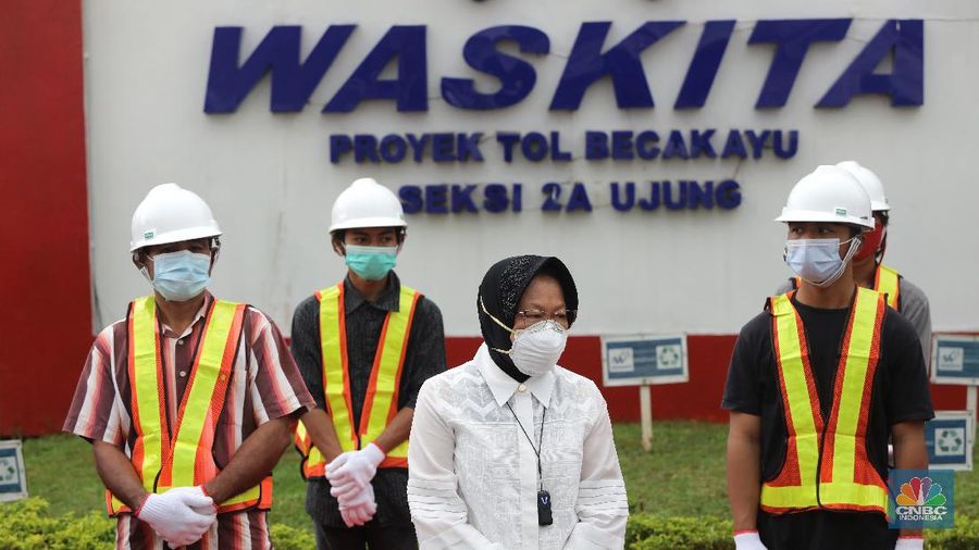 Menteri Sosial Tri Rismahari mempekerjakan lima belas orang mantan Pemulung di kantor Waskita proyek Tol Becakayu, Jakarta, Kamis (21/1/2021). (վ/Andrean Kristianto)