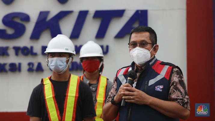 Menteri Sosial Tri Rismahari mempekerjakan lima belas orang mantan Pemulung di kantor Waskita proyek Tol Becakayu, Jakarta, Kamis (21/1/2021). (CNBC Indonesia/Andrean Kristianto) Menteri Sosial Tri Rismahari mempekerjakan lima belas orang mantan Pemulung di kantor Waskita proyek Tol Becakayu, Jakarta, Kamis (21/1/2021). (CNBC Indonesia/Andrean Kristianto)
