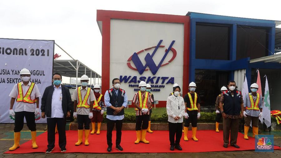 Menteri Sosial Tri Rismahari mempekerjakan lima belas orang mantan Pemulung di kantor Waskita proyek Tol Becakayu, Jakarta, Kamis (21/1/2021). (CNBC Indonesia/Andrean Kristianto)