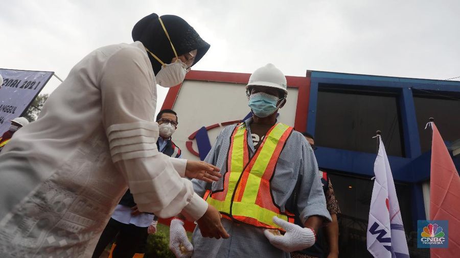 Menteri Sosial Tri Rismahari mempekerjakan lima belas orang mantan Pemulung di kantor Waskita proyek Tol Becakayu, Jakarta, Kamis (21/1/2021). (CNBC Indonesia/Andrean Kristianto)