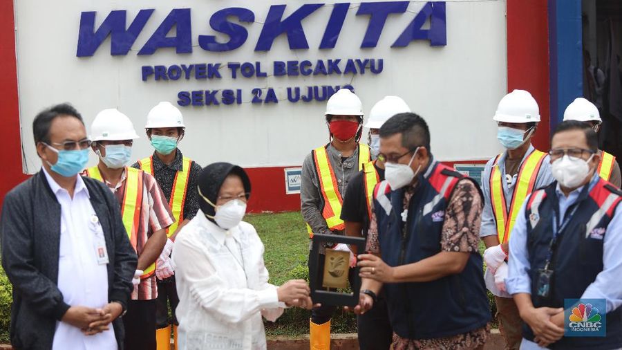 Menteri Sosial Tri Rismahari mempekerjakan lima belas orang mantan Pemulung di kantor Waskita proyek Tol Becakayu, Jakarta, Kamis (21/1/2021). (CNBC Indonesia/Andrean Kristianto)