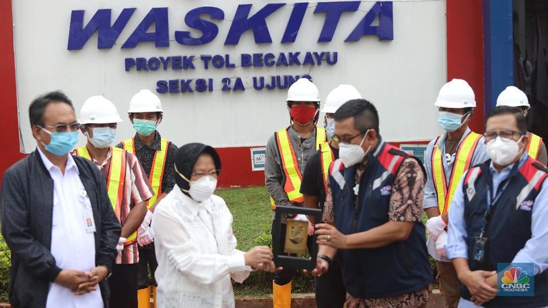 Menteri Sosial Tri Rismahari mempekerjakan lima belas orang mantan Pemulung di kantor Waskita proyek Tol Becakayu, Jakarta, Kamis (21/1/2021). (CNBC Indonesia/Andrean Kristianto)