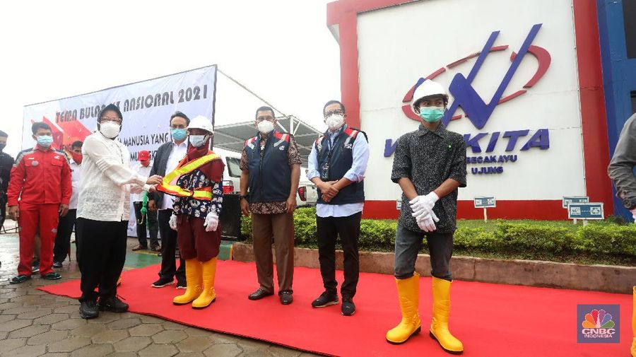 Menteri Sosial Tri Rismahari mempekerjakan lima belas orang mantan Pemulung di kantor Waskita proyek Tol Becakayu, Jakarta, Kamis (21/1/2021). (CNBC Indonesia/Andrean Kristianto)