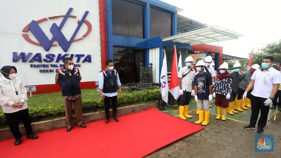 Menteri Sosial Tri Rismahari mempekerjakan lima belas orang mantan Pemulung di kantor Waskita proyek Tol Becakayu, Jakarta, Kamis (21/1/2021). (վ/Andrean Kristianto)
