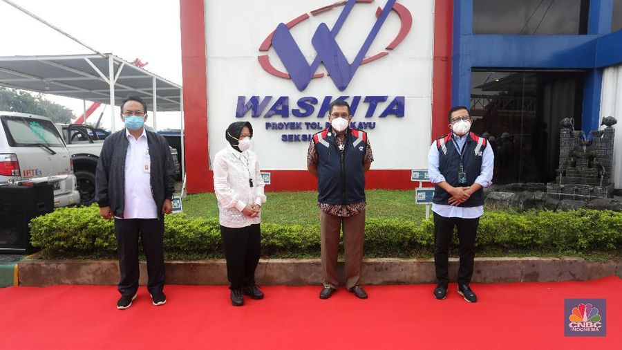 Menteri Sosial Tri Rismahari mempekerjakan lima belas orang mantan Pemulung di kantor Waskita proyek Tol Becakayu, Jakarta, Kamis (21/1/2021). (CNBC Indonesia/Andrean Kristianto)