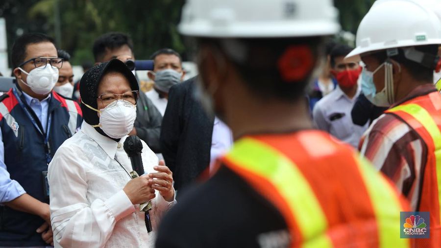 Menteri Sosial Tri Rismahari mempekerjakan lima belas orang mantan Pemulung di kantor Waskita proyek Tol Becakayu, Jakarta, Kamis (21/1/2021). (CNBC Indonesia/Andrean Kristianto)
