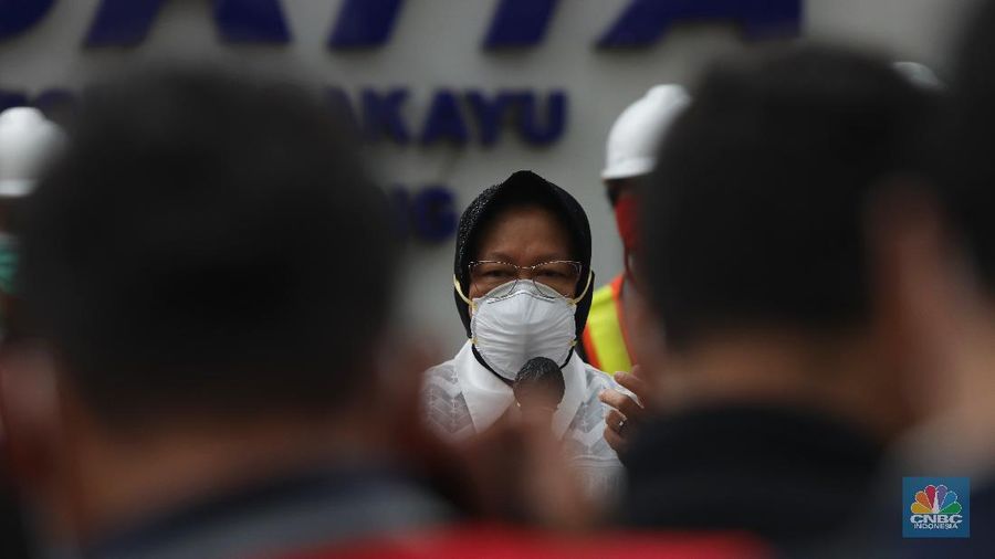 Menteri Sosial Tri Rismahari mempekerjakan lima belas orang mantan Pemulung di kantor Waskita proyek Tol Becakayu, Jakarta, Kamis (21/1/2021). (CNBC Indonesia/Andrean Kristianto)