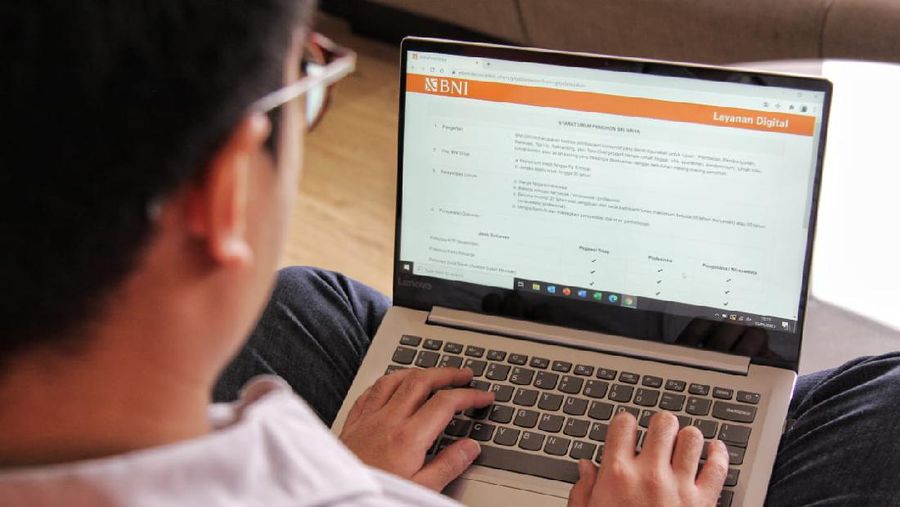 Nasabah sedang melakulan pengajuan BNI Griya menggunakan BNI e-Form. (Dok: BNI)
