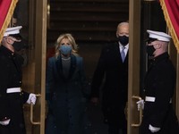 Jreng! Biden Wajibkan Warga AS Pakai Masker Hari 1 Menjabat