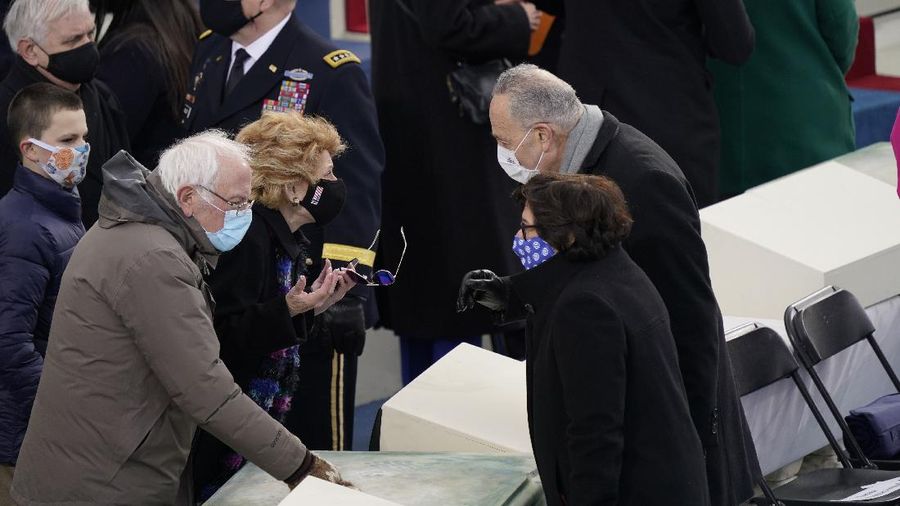 Gaya Senator Vermont, Bernie Sanders, yang memakai jaket musim dingin dan sarung tangan bermotif menjadi viral di media sosial. (AP/Carolyn Kaster)
