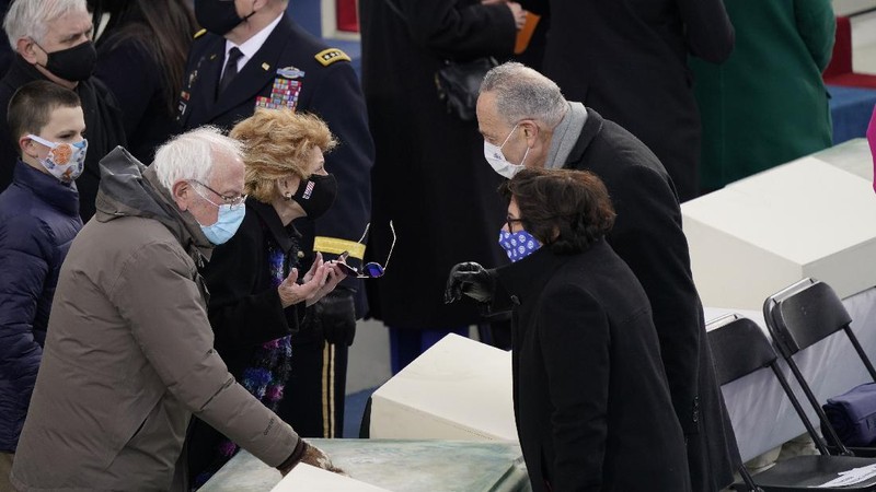Gaya Senator Vermont, Bernie Sanders, yang memakai jaket musim dingin dan sarung tangan bermotif menjadi viral di media sosial. (AP/Carolyn Kaster)