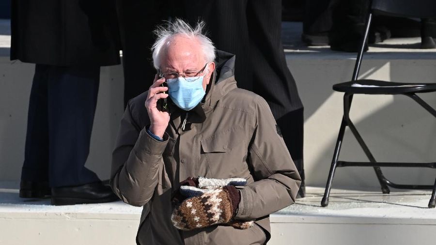 Gaya Senator Vermont, Bernie Sanders, yang memakai jaket musim dingin dan sarung tangan bermotif menjadi viral di media sosial. (AP/Carolyn Kaster)