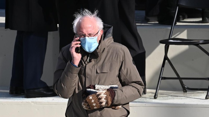 Gaya Senator Vermont, Bernie Sanders, yang memakai jaket musim dingin dan sarung tangan bermotif menjadi viral di media sosial. (AP/Carolyn Kaster)