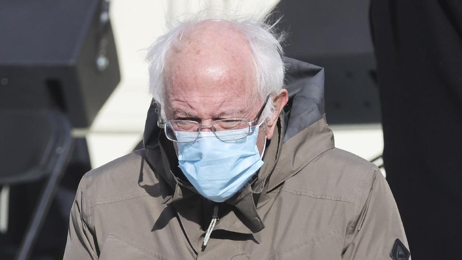 Gaya Senator Vermont, Bernie Sanders, yang memakai jaket musim dingin dan sarung tangan bermotif menjadi viral di media sosial. (AP/Carolyn Kaster)