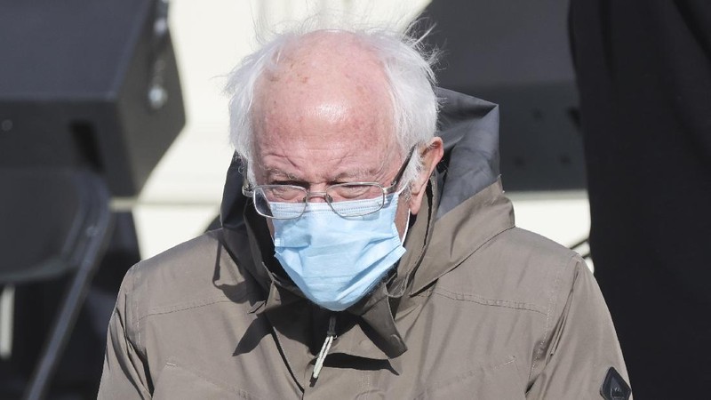 Gaya Senator Vermont, Bernie Sanders, yang memakai jaket musim dingin dan sarung tangan bermotif menjadi viral di media sosial. (AP/Carolyn Kaster)