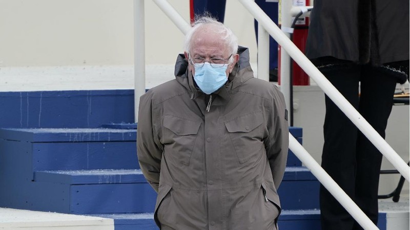 Gaya Senator Vermont, Bernie Sanders, yang memakai jaket musim dingin dan sarung tangan bermotif menjadi viral di media sosial. (AP/Carolyn Kaster)