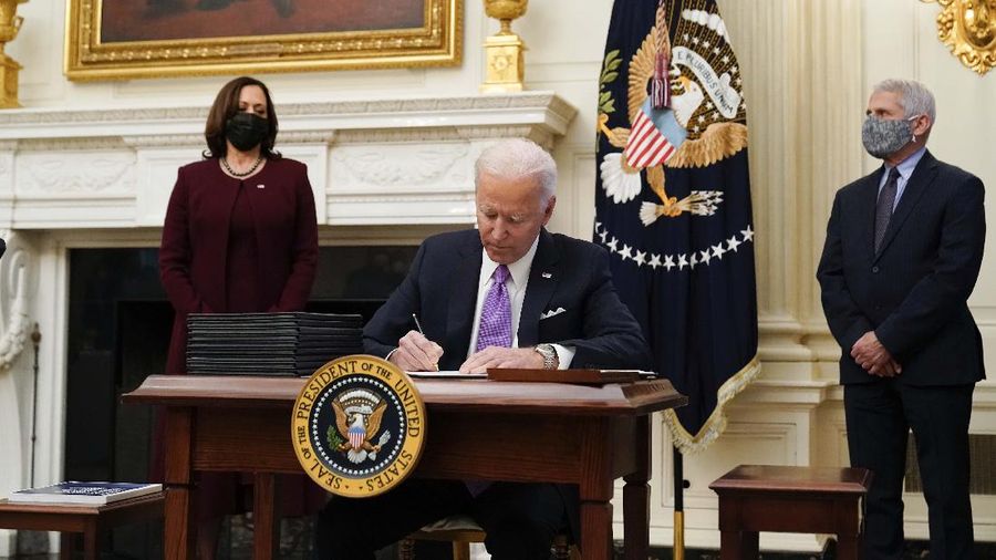 Joe Biden berkantor di Gedung Putih. (AP/Alex Brandon)