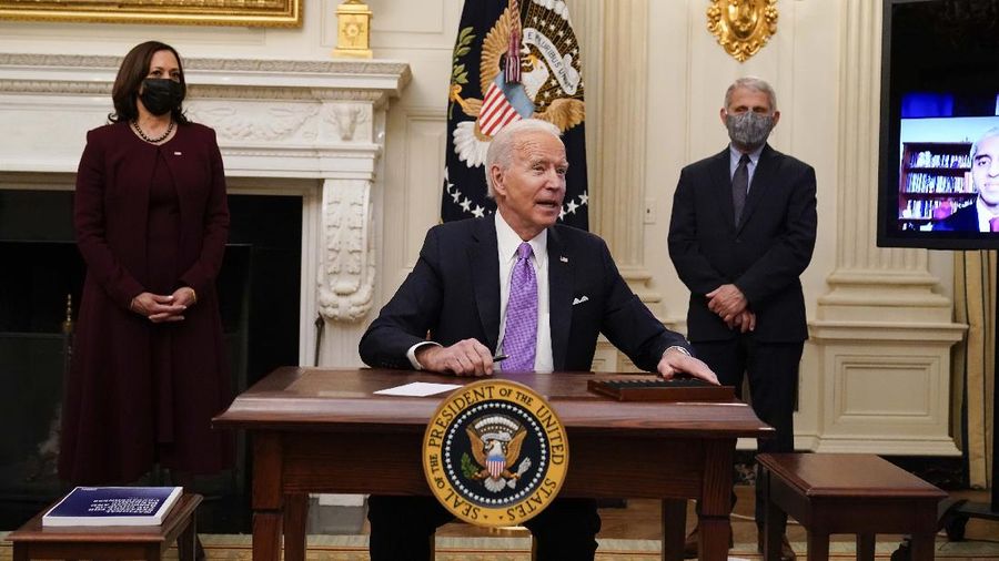Joe Biden berkantor di Gedung Putih. (AP/Alex Brandon)