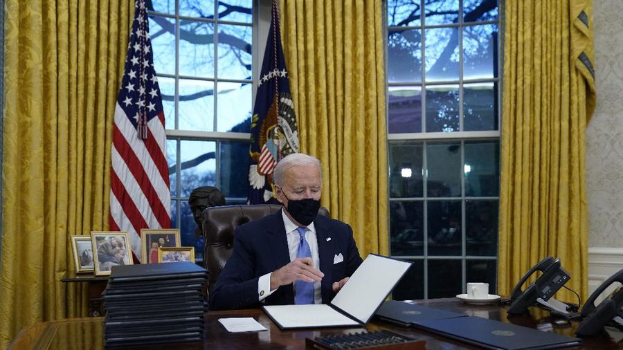 Joe Biden berkantor di Gedung Putih. (AP/Evan Vucci)