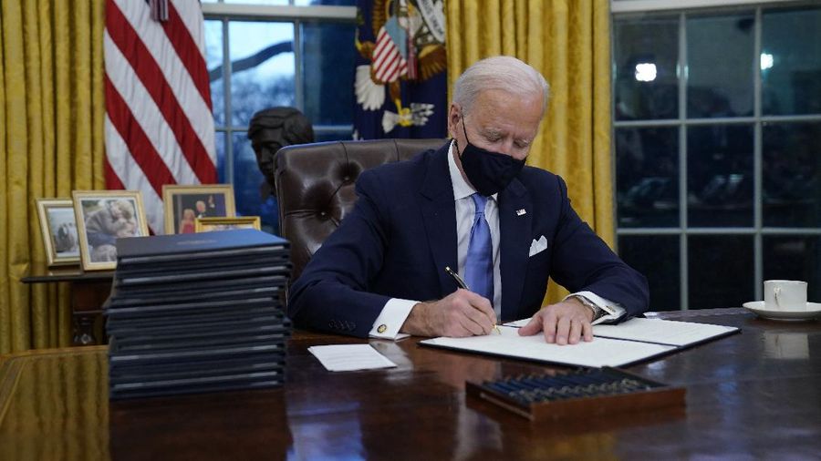 Joe Biden berkantor di Gedung Putih. (AP/Evan Vucci)