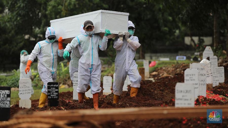 Pemakaman Covid di TPU Bambu Apus. (CNBC Indonesia/Andrean Kristianto)