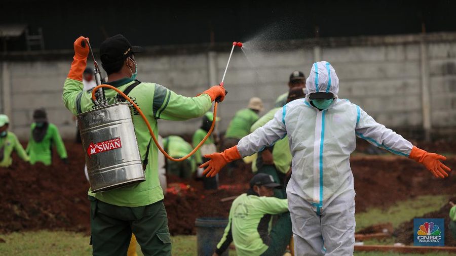 Pemakaman Covid di TPU Bambu Apus. (CNBC Indonesia/Andrean Kristianto)