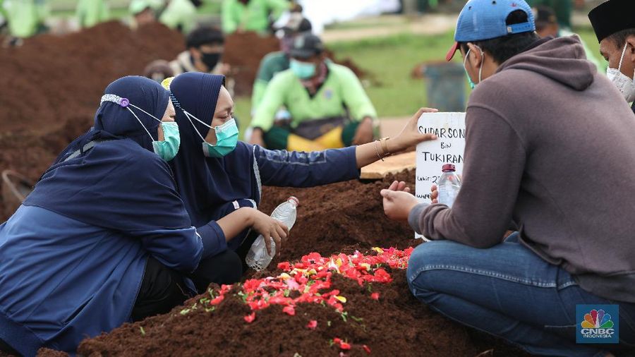 Pemakaman Covid di TPU Bambu Apus. (CNBC Indonesia/Andrean Kristianto)