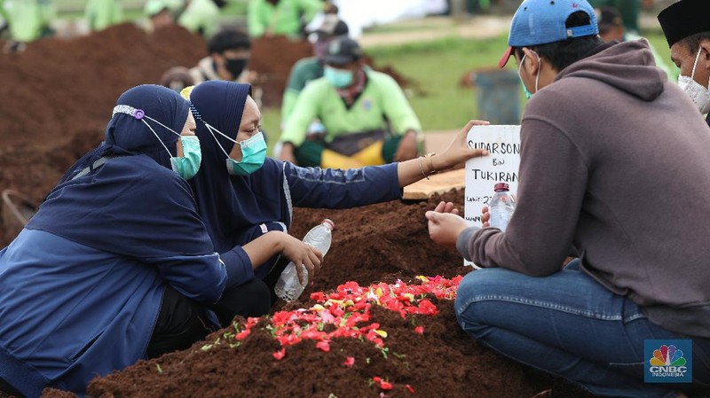 Pemakaman Covid di TPU Bambu Apus. (CNBC Indonesia/Andrean Kristianto)