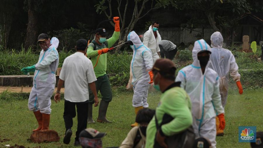 Pemakaman Covid di TPU Bambu Apus. (CNBC Indonesia/Andrean Kristianto)