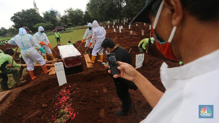 Pemakaman Covid di TPU Bambu Apus. (CNBC Indonesia/Andrean Kristianto)