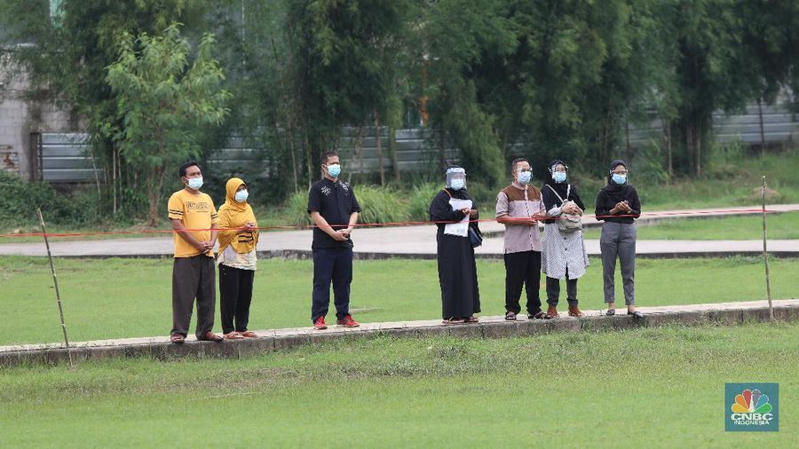 Pemakaman Covid di TPU Bambu Apus. (CNBC Indonesia/Andrean Kristianto)