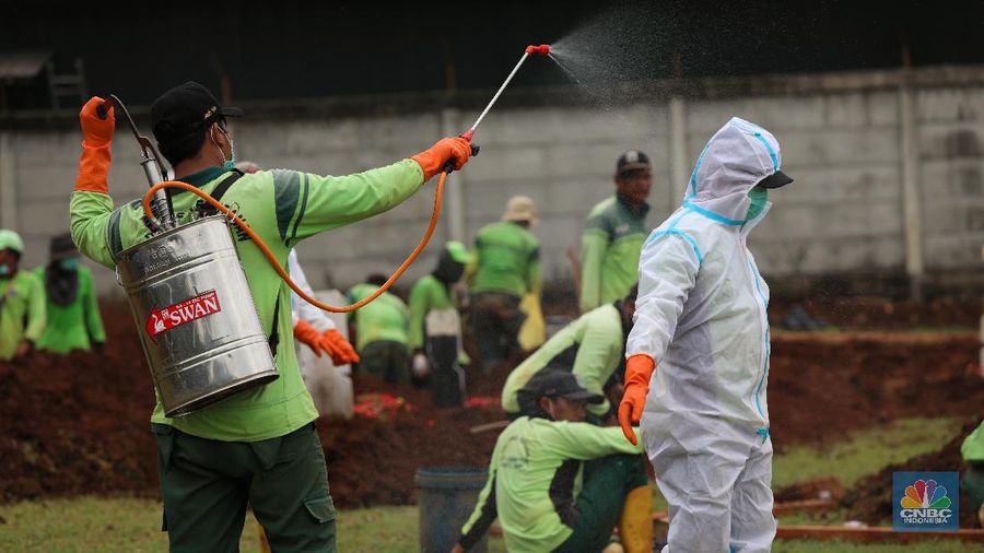 Pemakaman Covid di TPU Bambu Apus. (CNBC Indonesia/Andrean Kristianto)