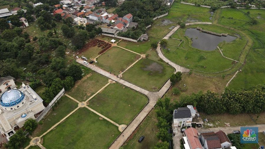 Pemakaman Covid di TPU Bambu Apus. (CNBC Indonesia/Andrean Kristianto)