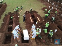 Penampakan Pemakaman Jenazah Covid-19 di TPU Bambu Apus