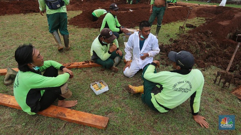 Pemakaman Covid di TPU Bambu Apus. (CNBC Indonesia/Andrean Kristianto)
