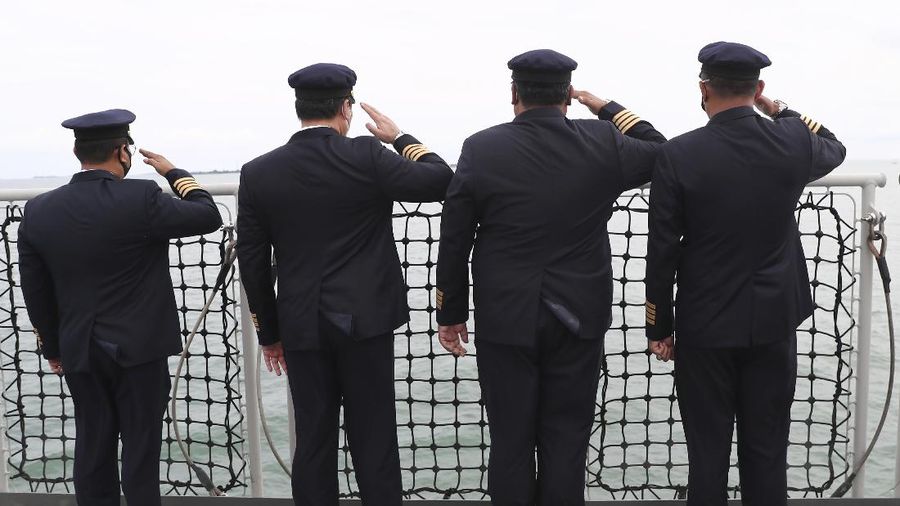 Suasana saat acara tabur bunga korban Sriwijaya Air SJ182 di Perairan Kepulauan Seribu, Jakarta, Jumat, (22/1/2021). Acara tabur bunga tersebut dilakukan diatas KRI Semarang dalam rangka memberikan penghormatan terakhir kepada korban jatuhnya pesawat Sriwijaya Air SJ182 di perairan Kepulauan Seribu pada (9/1/2021). (AP/Tatan Syuflana)