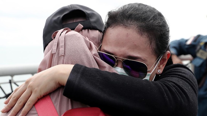 Suasana saat acara tabur bunga korban Sriwijaya Air SJ182 di Perairan Kepulauan Seribu, Jakarta, Jumat, (22/1/2021). Acara tabur bunga tersebut dilakukan diatas KRI Semarang dalam rangka memberikan penghormatan terakhir kepada korban jatuhnya pesawat Sriwijaya Air SJ182 di perairan Kepulauan Seribu pada (9/1/2021). (AP/Tatan Syuflana)