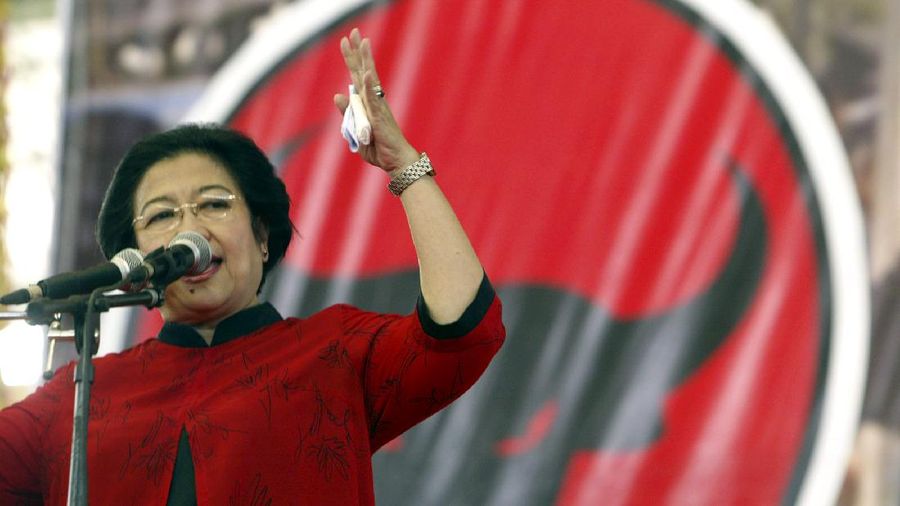 Chairwoman of opposition Indonesian Democratic Party-Struggle (PDIP) and former President Megawati Sukarnoputri delivers her speech during the final round of campaign rally in Jembrana, Bali, Indonesia, Sunday, April 5, 2009. Indonesia is gearing up for its legislative race in April and second direct presidential elections in July. (AP Photo/Firdia Lisnawati)