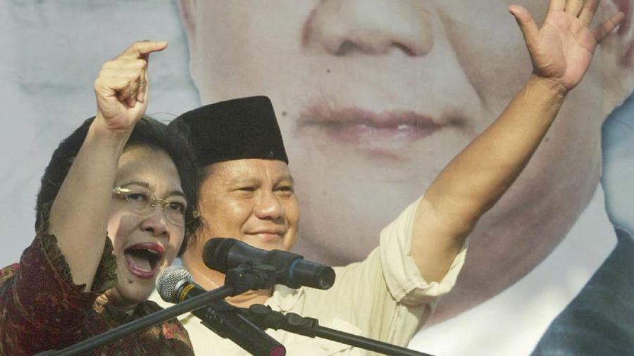 Indonesian presidential candidate Megawati Sukarnoputri, left, delivers her speech as her running mate Prabowo Subianto waves to supporters during a campaign rally in Sidoarjo, East Java, Indonesia, Sunday, June 14, 2009. Indonesia will hold its second direct presidential election in July. (AP Photo/Trisnadi)