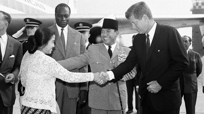 President Sukarno of Indonesia introduces his daughter, Megawati Sukarnoputri, to President John Kennedy at Andrews Air Force Base,  on Sept. 12, 1961.  President Modibo Keita of Mali stands beside Sukarno.  The visiting presidents, representing 25 uncommitted nations, brought a plea for direct negotiations between Kennedy and Soviet Premier Khrushchev of Berlin. (AP Photo)