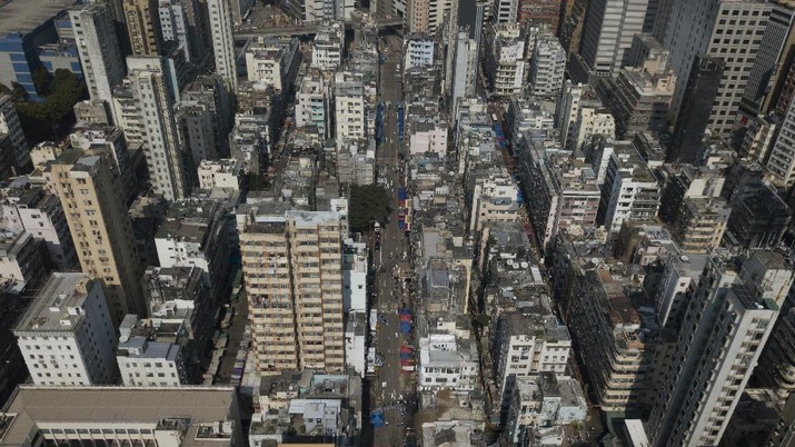 Virus Outbreak Hong Kong A closed area of Jordan district is seen in Hong Kong, Saturday, Jan. 23, 2021. Thousands of Hong Kong residents were locked down Saturday in an unprecedented move to contain a worsening outbreak in the city, authorities said. (AP Photo/Kin Cheung)