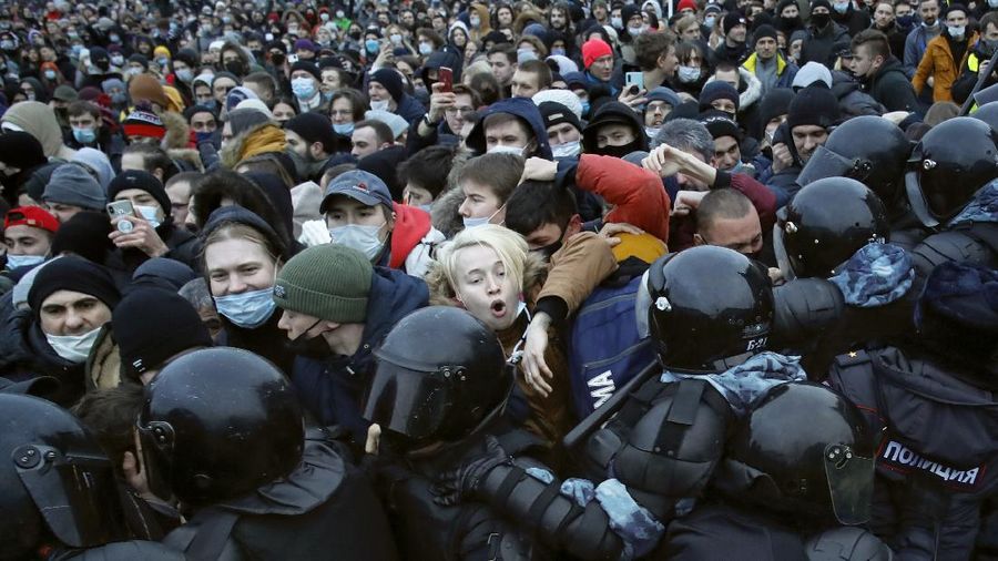 People clash with police during a protest against the jailing of opposition leader Alexei Navalny in St.Petersburg, Russia, Saturday, Jan. 23, 2021. Russian police on Saturday arrested hundreds of protesters who took to the streets in temperatures as low as minus-50 C (minus-58 F) to demand the release of Alexei Navalny, the country's top opposition figure. A Navalny, President Vladimir Putin's most prominent foe, was arrested on Jan. 17 when he returned to Moscow from Germany, where he had spent five months recovering from a severe nerve-agent poisoning that he blames on the Kremlin. (AP Photo/Dmitri Lovetsky)