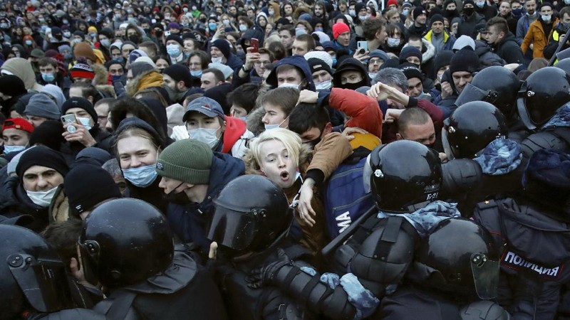 People clash with police during a protest against the jailing of opposition leader Alexei Navalny in St.Petersburg, Russia, Saturday, Jan. 23, 2021. Russian police on Saturday arrested hundreds of protesters who took to the streets in temperatures as low as minus-50 C (minus-58 F) to demand the release of Alexei Navalny, the country's top opposition figure. A Navalny, President Vladimir Putin's most prominent foe, was arrested on Jan. 17 when he returned to Moscow from Germany, where he had spent five months recovering from a severe nerve-agent poisoning that he blames on the Kremlin. (AP Photo/Dmitri Lovetsky)