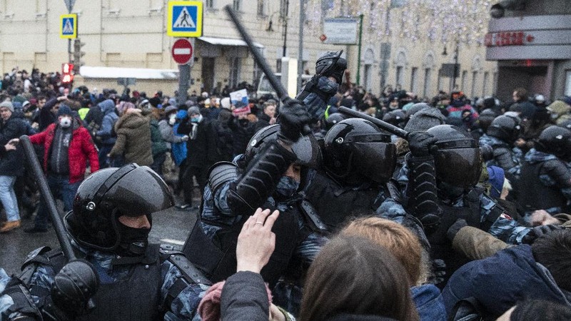 People clash with police during a protest against the jailing of opposition leader Alexei Navalny in St.Petersburg, Russia, Saturday, Jan. 23, 2021. Russian police on Saturday arrested hundreds of protesters who took to the streets in temperatures as low as minus-50 C (minus-58 F) to demand the release of Alexei Navalny, the country's top opposition figure. A Navalny, President Vladimir Putin's most prominent foe, was arrested on Jan. 17 when he returned to Moscow from Germany, where he had spent five months recovering from a severe nerve-agent poisoning that he blames on the Kremlin. (AP Photo/Dmitri Lovetsky)