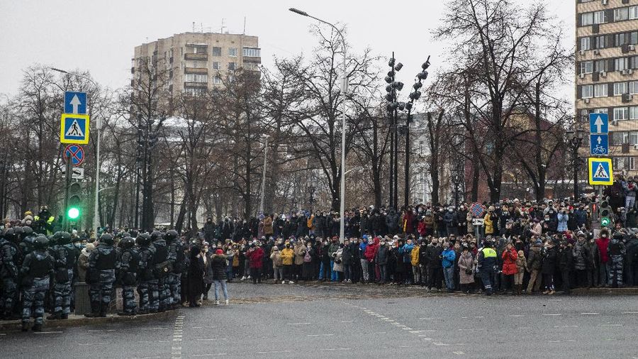People clash with police during a protest against the jailing of opposition leader Alexei Navalny in St.Petersburg, Russia, Saturday, Jan. 23, 2021. Russian police on Saturday arrested hundreds of protesters who took to the streets in temperatures as low as minus-50 C (minus-58 F) to demand the release of Alexei Navalny, the country's top opposition figure. A Navalny, President Vladimir Putin's most prominent foe, was arrested on Jan. 17 when he returned to Moscow from Germany, where he had spent five months recovering from a severe nerve-agent poisoning that he blames on the Kremlin. (AP Photo/Dmitri Lovetsky)